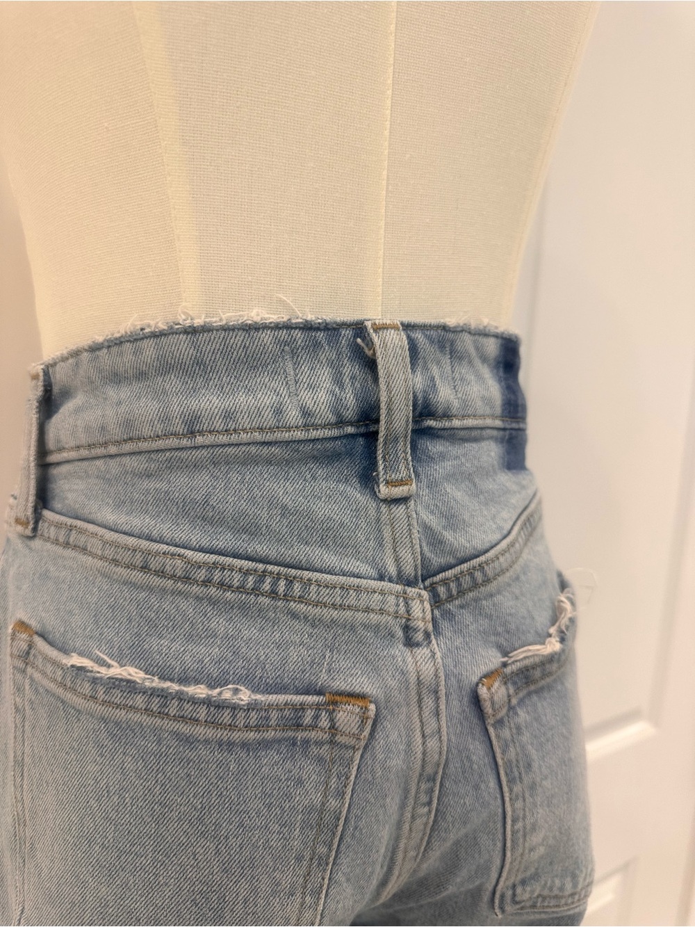 Abercrombie & Fitch Light Blue ‘The 90s Relaxed Jean, High-Rise, Curvy Love’ - Picture 8 of 9
